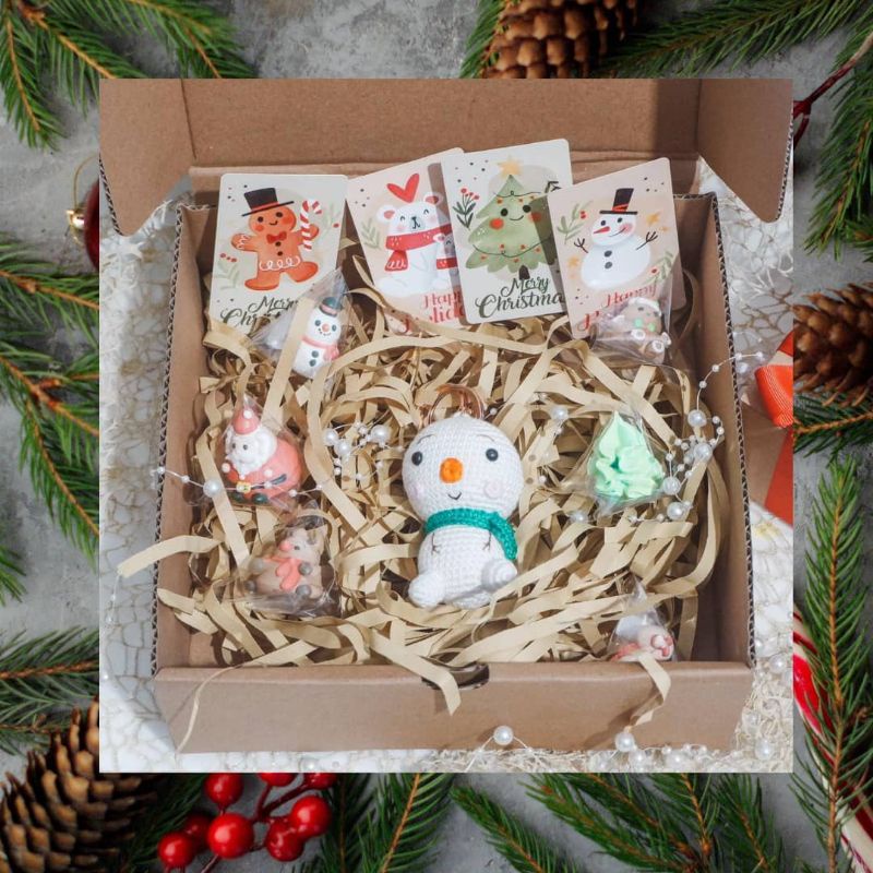 

HAMPERS NATAL AMIGURUMI SNOWMAN