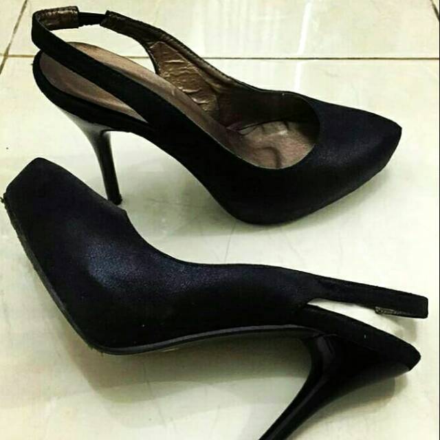 Sepatu tinggi yongki komaladi / high heels yongki komaladi / sepatu kerja