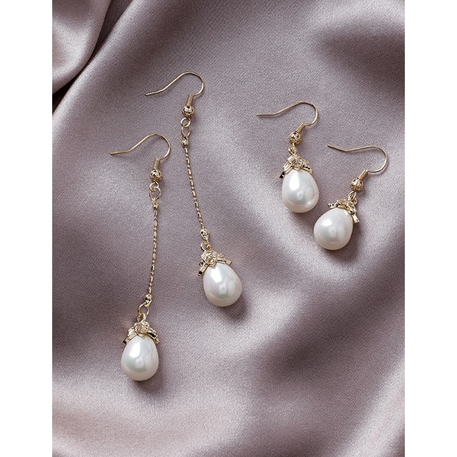 LRC Anting Gantung Fashion Long Gold Pearl Flower Drop Earrings D28094