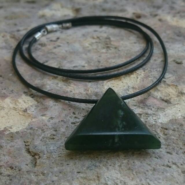 Kalung Liontin Giok Black Jade Aceh Terapi Model Segi Tiga