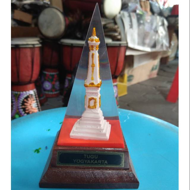 MINIATUR TUGU JOGJA KRISTAL UKURAN BESAR 15x10x10 cm BAHAN FIBERGLASS - DEKORASI SOUVENIR MURAH