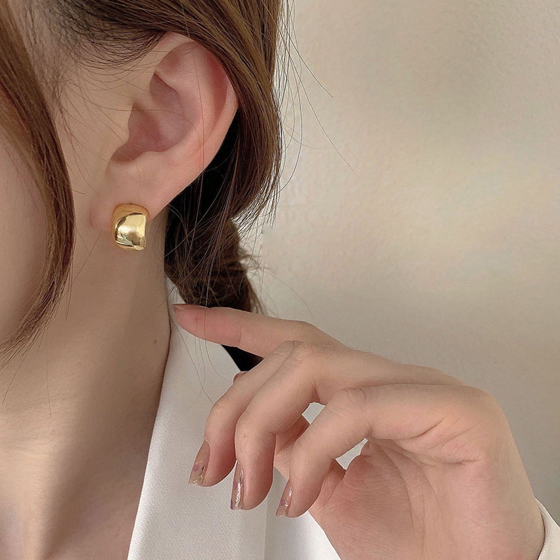 Anting Gantung Panjang Tusuk Gaya Korea Retro Baroque Aksen Mutiara Bahan Metal Untuk Perhiasan Wanita