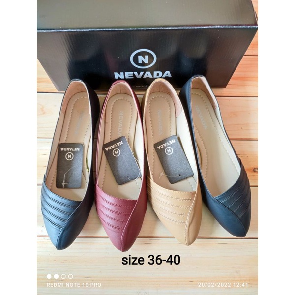 SEPATU FLAT GARIS