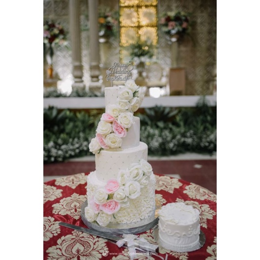 

Ruffle White Wedding Cake 4 Tier/Cake wedding Coklat/ Cake wedding Cantik