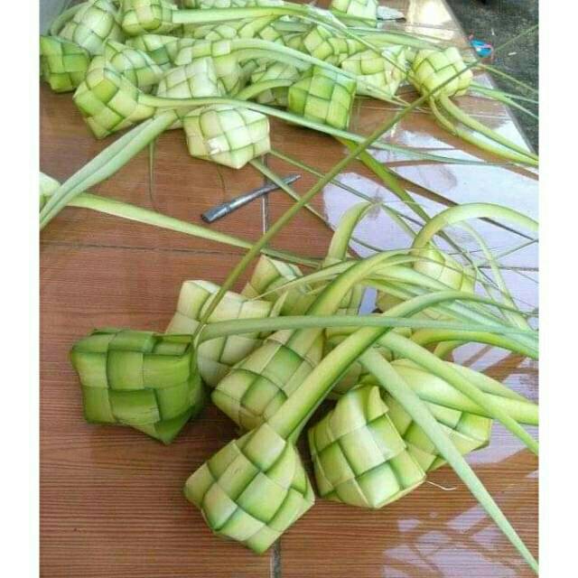 

bungkus ketupat kondisi baru dibuat saat order masuk