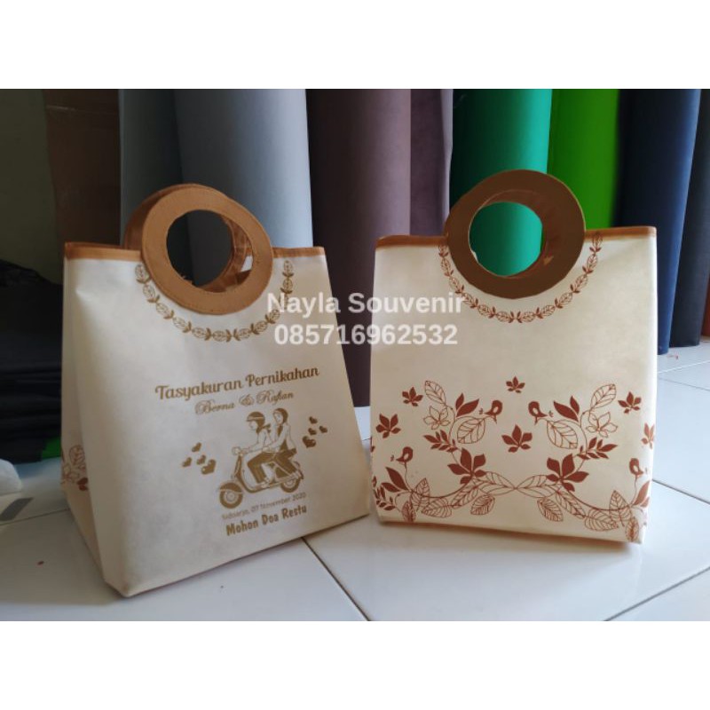 

tas souvenir berkat+sablon nama/tas hajatan pernikahan/tas dus nasi uk 20x20 cm