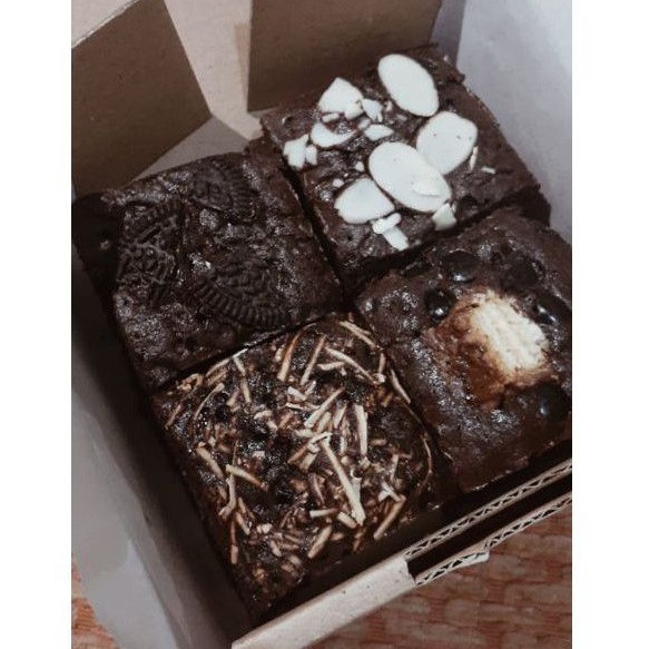 

Mix Fudgy Brownies MINI (4 pcs)