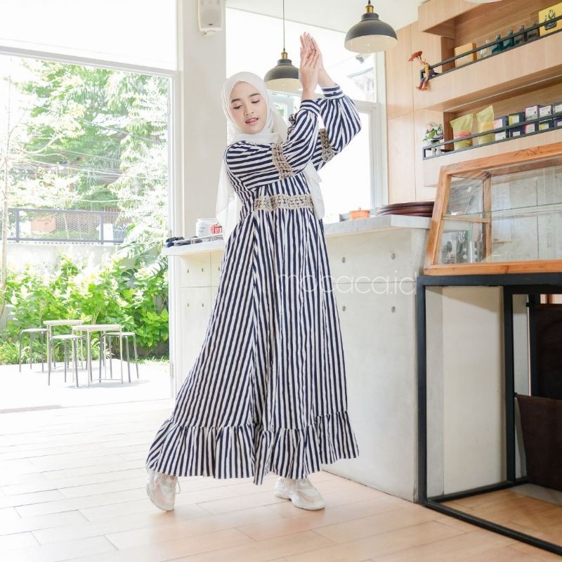 Dress Lebaran Premium Lengan Balon Babydoll Crincle Motif Salur Navy Putih Sleting Busui Friendly bisa gosend bandung