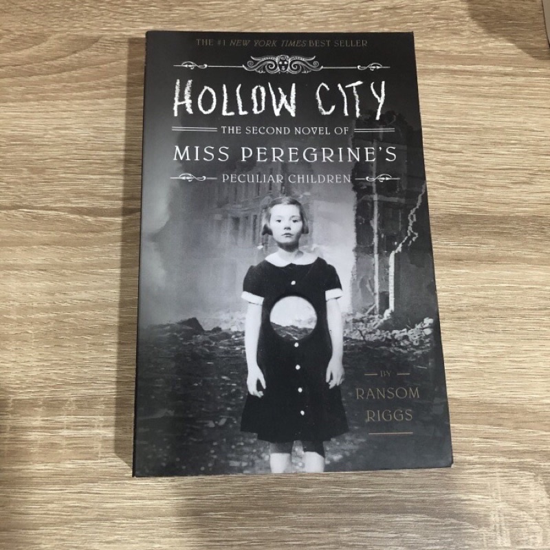 Buku Novel Hollow City second novel of ms peregrine’s perculiat children by ransom riggs.