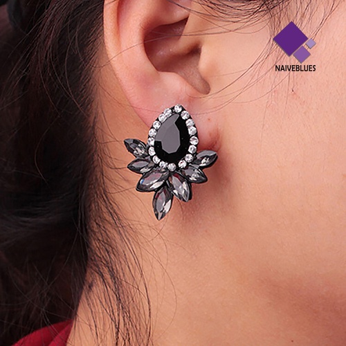 1 Pasang Anting Stud Desain Bunga Aksen Berlian Imitasi Untuk Wanita