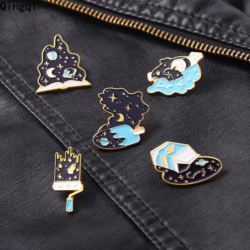 Bros Pin Enamel Desain Galaxy Luar Angkasa Bulan Bintang Planet Bahan Metal Untuk Aksesoris Topi Ransel