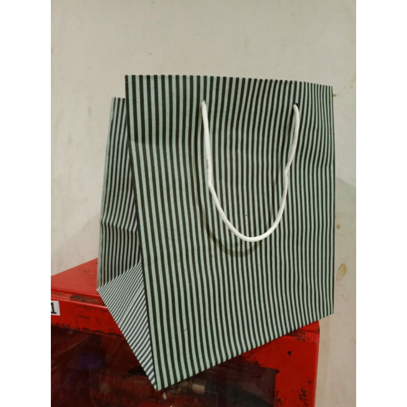 

paper bag nasi box 20 garis new isi 12 pcs terlaris dan termurah