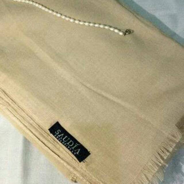 Saudia Rawis Coksu, coklat susu, segi empat rawis