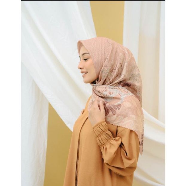 Kana SCARF WEARING KLAMBY