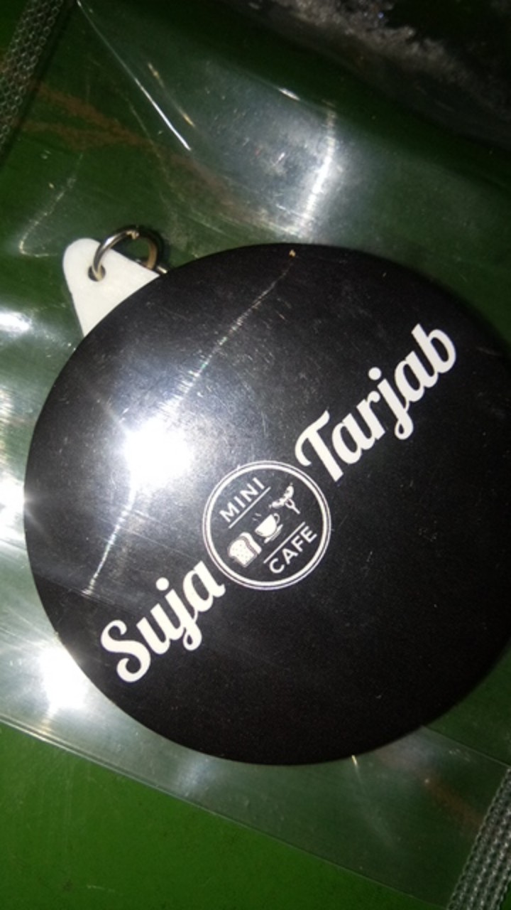 Pin / Gantungan Kunci Logo Suja Uk 58mm + Pembuka Tutup Botol Dibaliknya