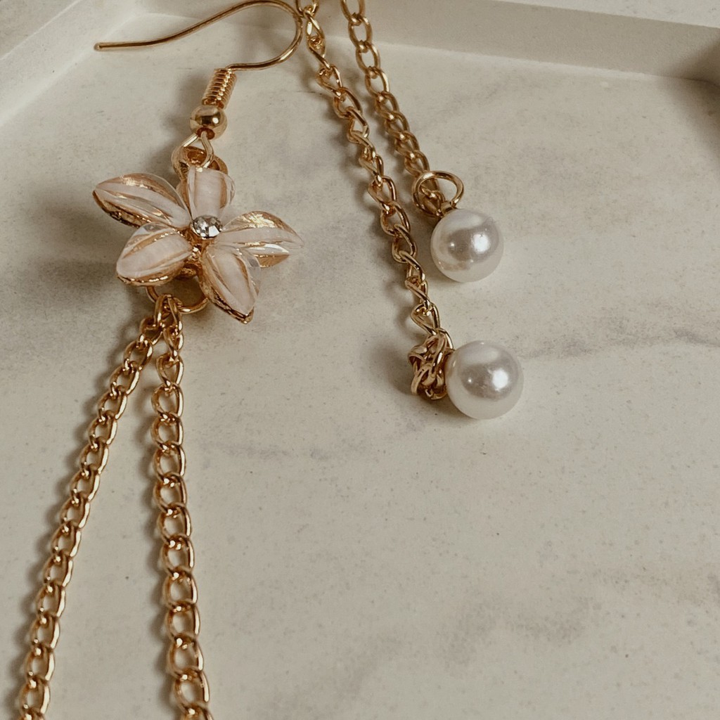 lily earrings / Aksesoris Anting Wanita Anting Korea