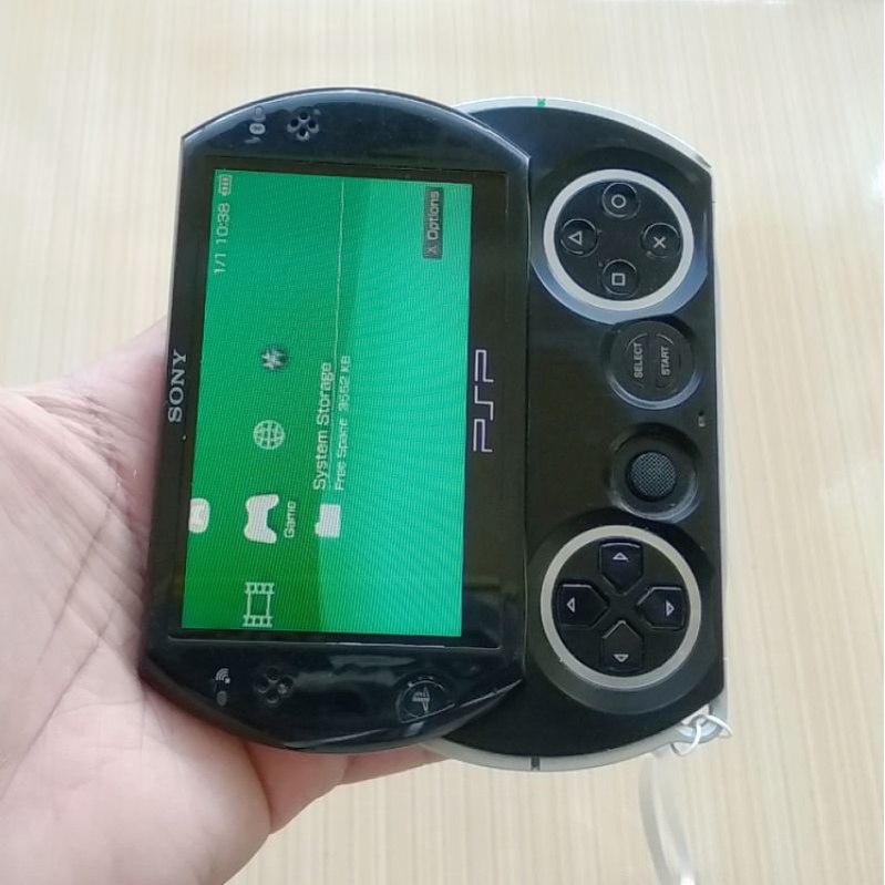 Mainan Console Playstation Portable / Konsol PSP Go N1008 Bekas Normal