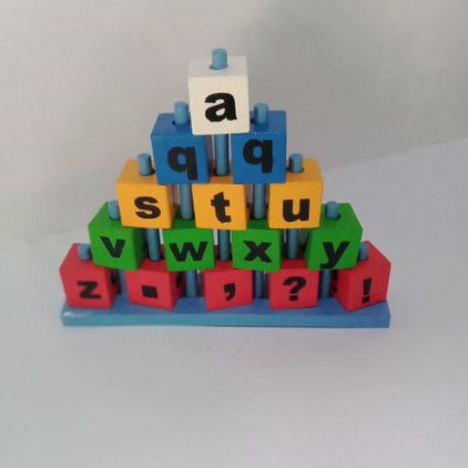mainan anak piramida balok huruf abjad