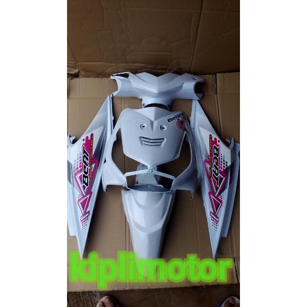 Bodi Halus Honda beat lama karbu warna putih striping stiker ungu
