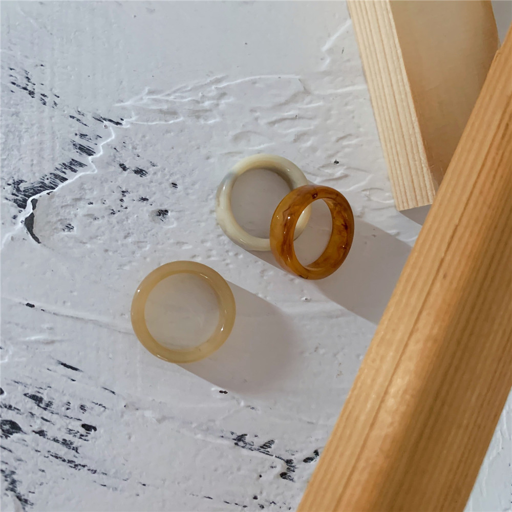Cincin Bahan Resin Bentuk Bulat Gaya Korea Minimalis Untuk Wanita