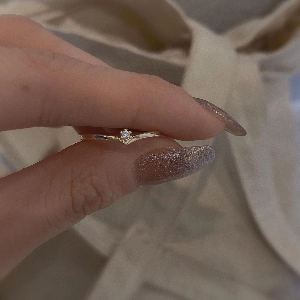 Cincin Lapis Emas 14K Bentuk V Aksen Berlian Kubik Zirkonia Untuk Pernikahan