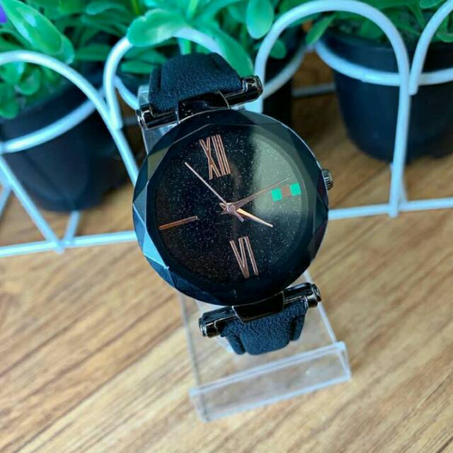 Jam Tangan Wanita Dengan Model Warna Hitam