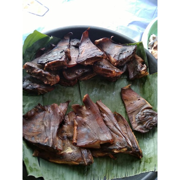 

Ikan Panggang P (pari ) /Ikan Asap Pari /iwak P panggang Besar / Iwak P ikan Pari Asap khas Pekalongan maknyuss !!packing menggunakan Vacum Sealer min. pembelian 5 Seluruh Indonesia barang yang sudah dibeli tidak boleh dikembalikan