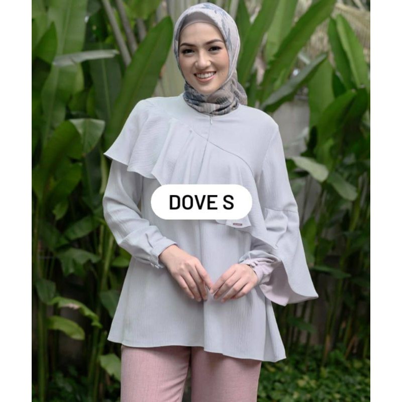 Claire Blouse Wearing Klamby