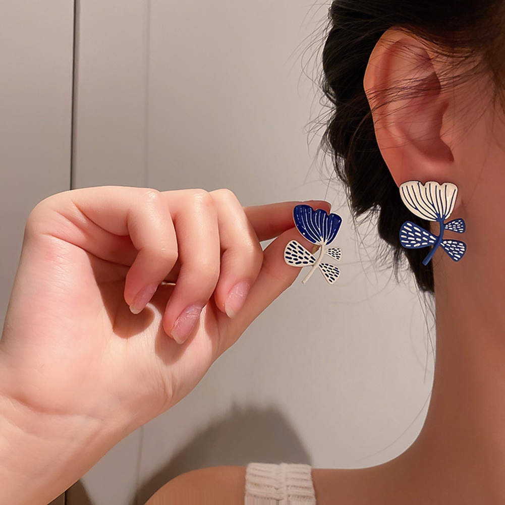Anting Stud Bentuk Bunga Asimetris Warna Putih Biru