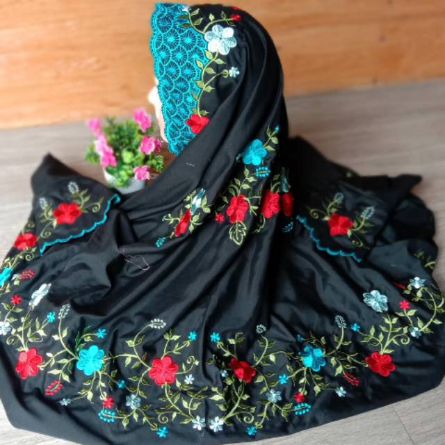 Mukena dewasa terusan lajuran polino hitam bordir kudusan motif bunga tulip melingkar