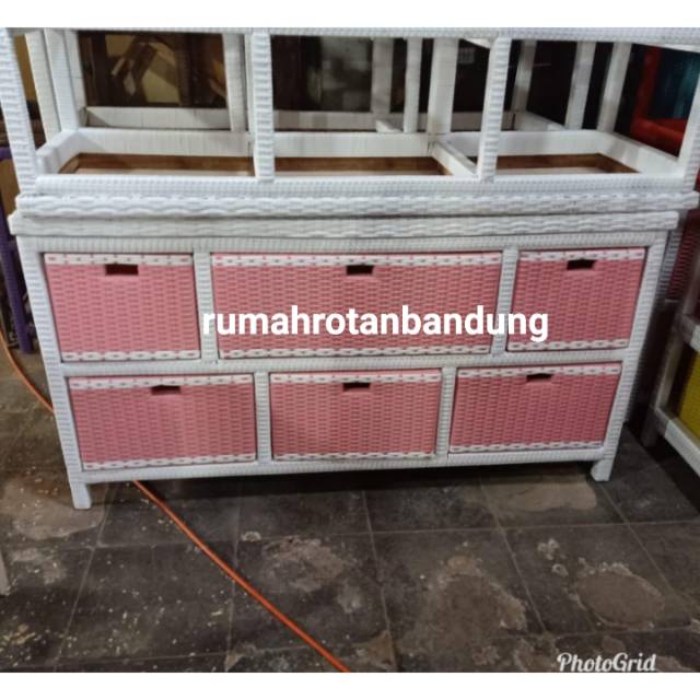 Laci / Lemari TV rotan isi 6 dengan list