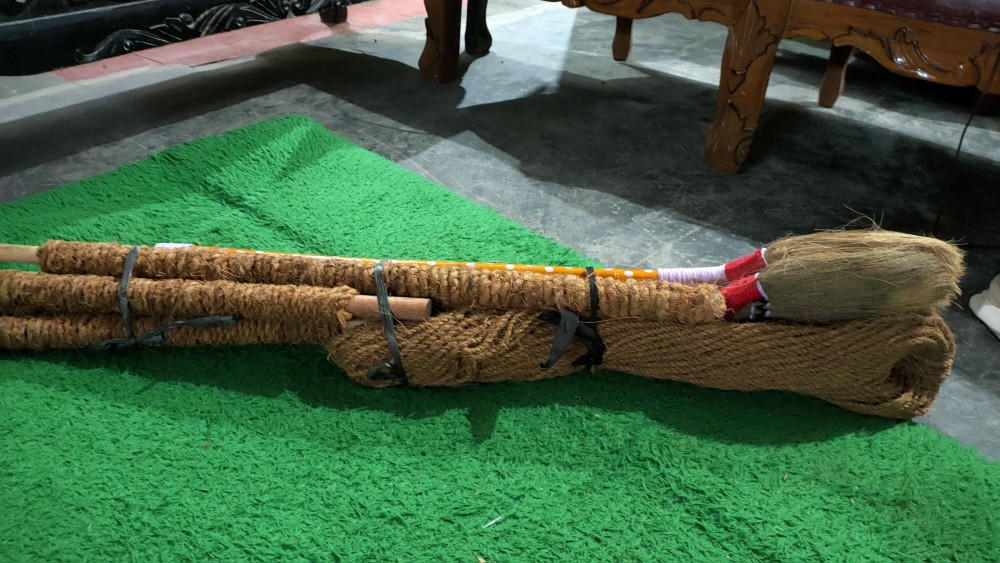 Sapu Sabut Kelapa Batang Bambu