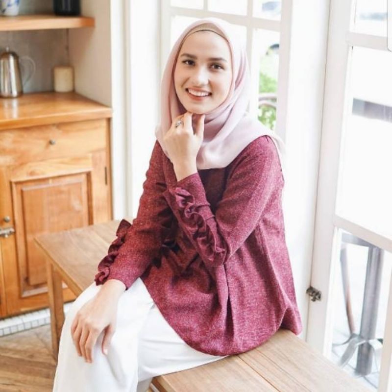 Preloved blouse wearing klamby maroon