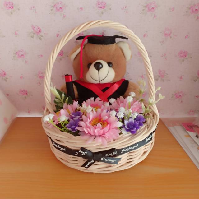 Buket bunga dan boneka wisuda