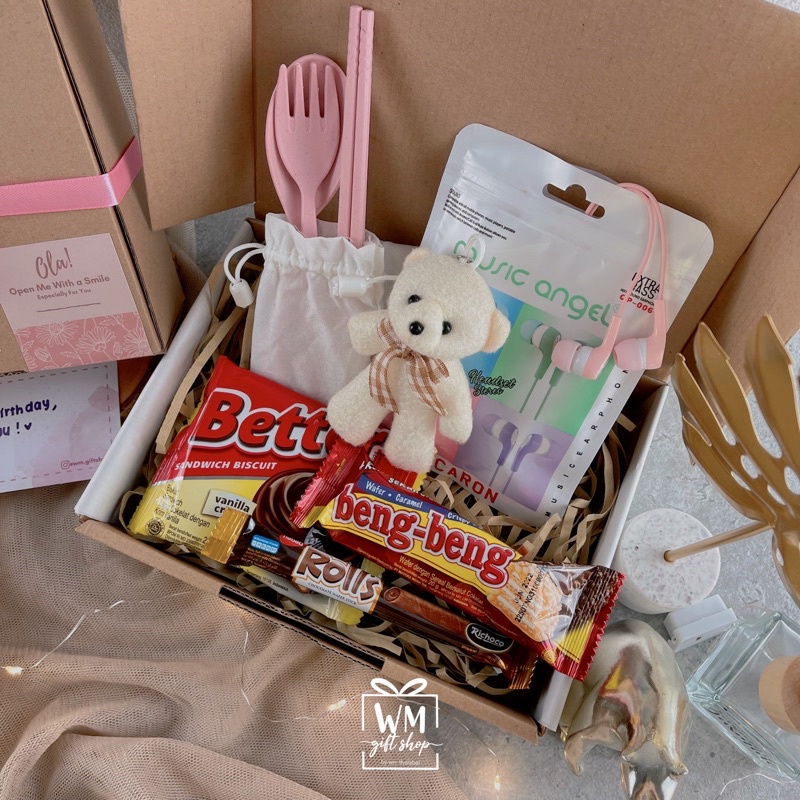 

Hampers Gift Box Ready Stock / Hadiah Ulang Tahun Cewek / Kado Wisuda / Hadiah Ulang Tahun Cewek / Hadiah Anniversary / Hadiah Lucu / Hadiah Unik / Hadiah Valentine / Kado Valentine / Valentine Gifts / Giftbox Valentine