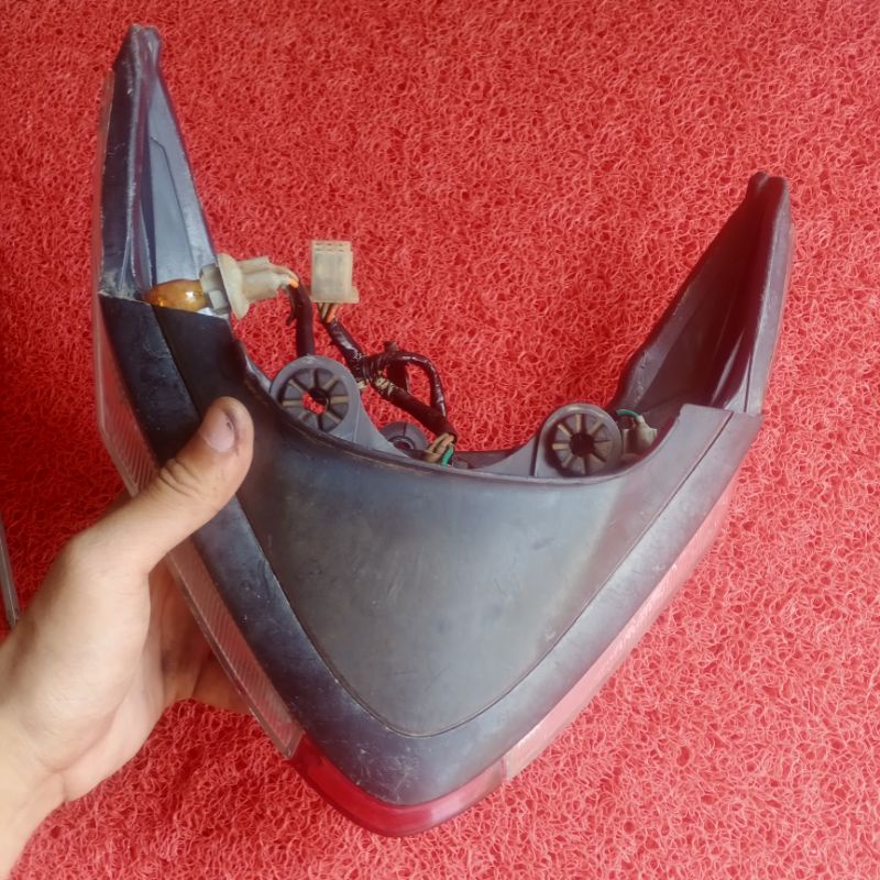 lampu belakang rovo absolute