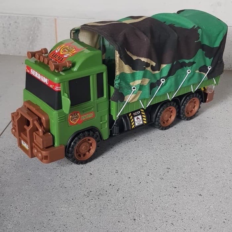 mainan mobil truk tentara army serdadu ukuran besar