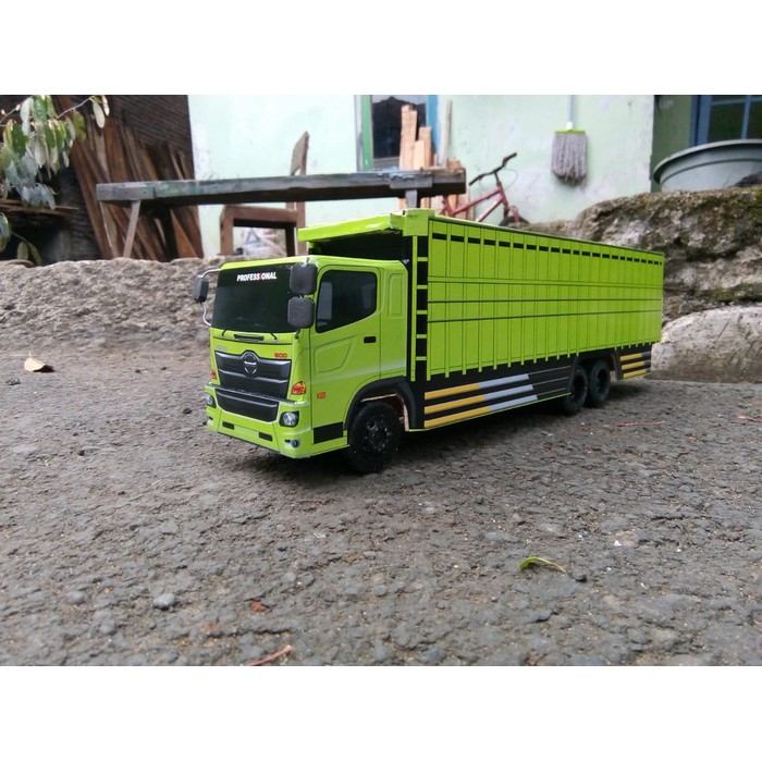  Miniatur  truck truk  fuso kayu  tanpa remot tanpa lampu  led 