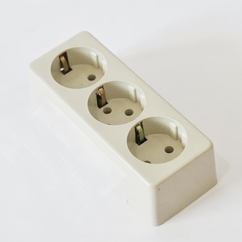 Stop kontak tiga lubang terminal 3 colokan tanpa kabel