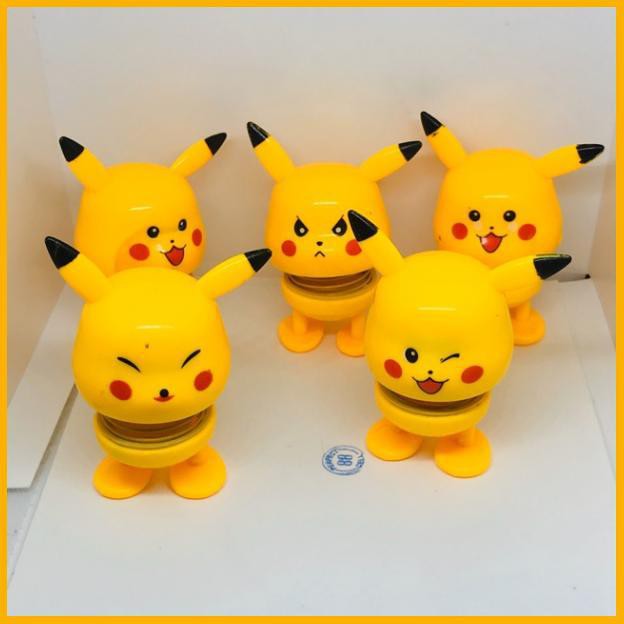 EMOJI Pokemon Pikachu Stand UNIVERSAL Karakter Pajangan Hiasan Lucu Miniatur Desk Tempel Car Mobil G