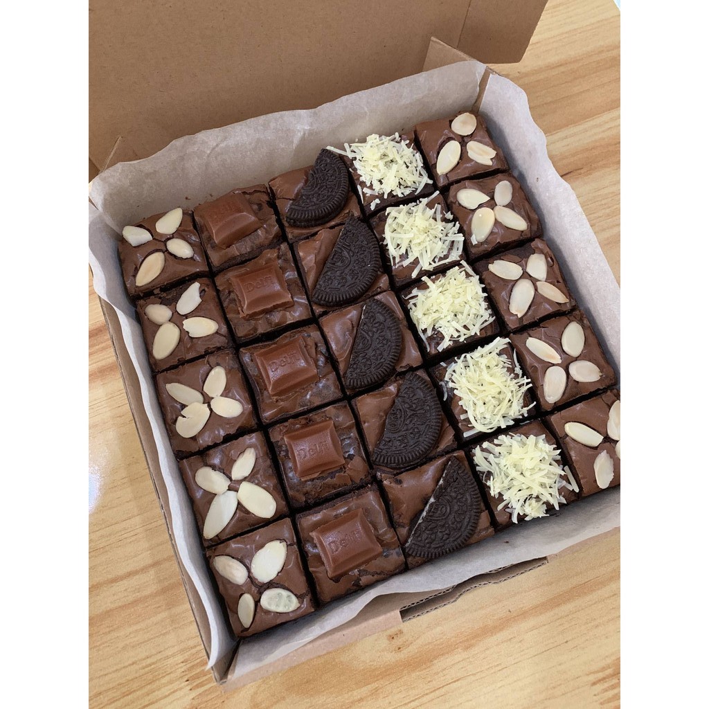 

Fudgy Brownies Sekat Topping Almond Cheese Oreo Delfi/Cadbury 20x20