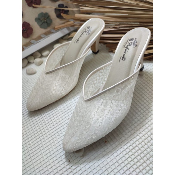 sepatu Johana warna putih tulang tinggi 7cm.lancip