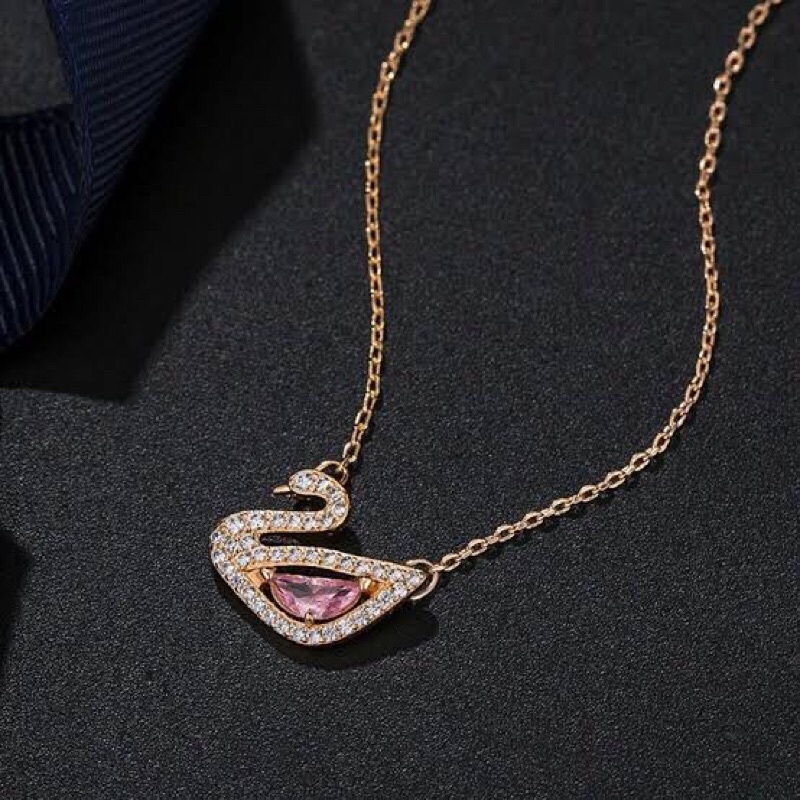 Kalung Swan Rantai Korea Liontin Angsa Warna Pink Berlian untuk Wanita Aksesoris Rose Gold Necklace True Beauty Import Mixed Metal