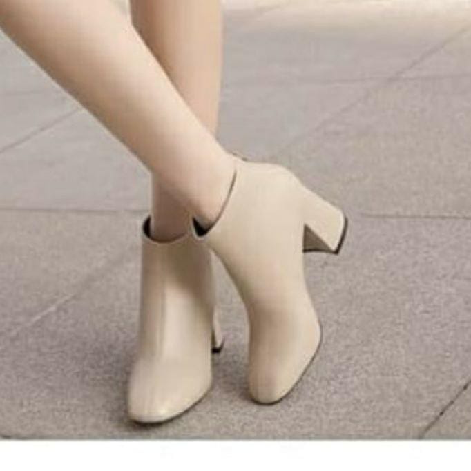 HS /  Sepatu Boots Wanita Heel Fashion  warna Hitam / Cream 230