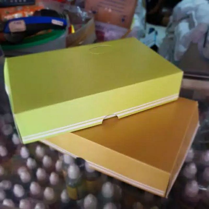 

DUS SERBAGUNA PAPER LUCH BOX TEBAL [ GOLD-ISI 5 PCS ]