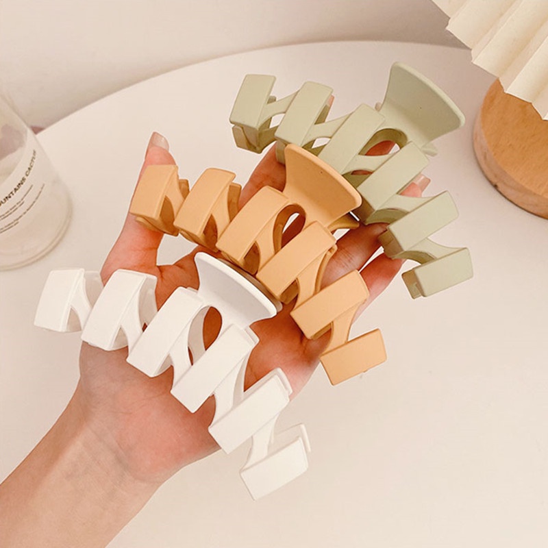 French Style Big Wave Hair Claws Geometric Hollow Hairpin Back of Head Temperament Plate Hair Shark Clip