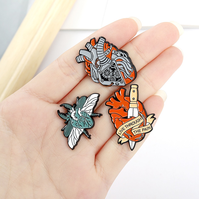 Bros Pin Enamel Bentuk Hati / Pisau / Hati / Serangga 3 Gaya Untuk Hadiah Teman