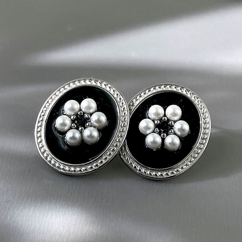 Anting Bentuk Bunga Warna Hitam