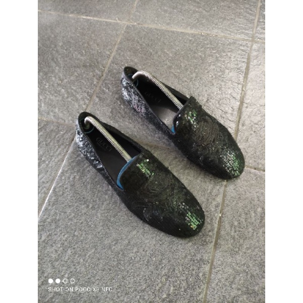 sepatu gucci slipon dan celana jeans tommy