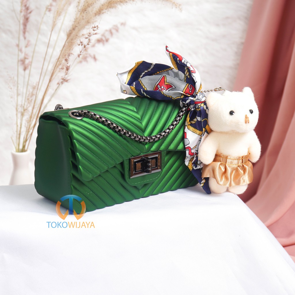 Tas Jelly Chevron Matte Salur Size 18 Cm Rantai Hitam (Gratis Boneka &amp; Syal)